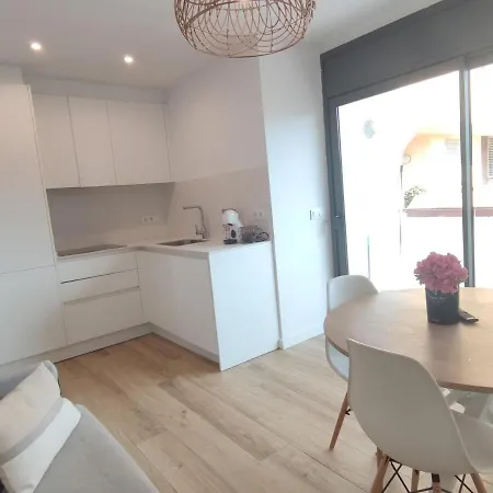 Apartamento Renovado Junto A La Playa En Platja D'Aro: 2 Habitaciones, Balcon Y Comodidades Cercanas - Es-209-73 *